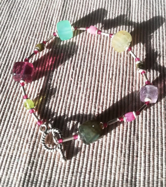 Pulsera de Fluorita, Ágata, Aguamarina, Amatista y Turmalina en cubos y Plata