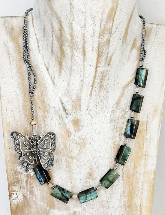 Collar de Mariposa de Plata con Labradorite