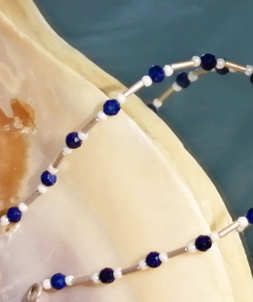 Pulsera de Lapislázuli facetado, pequeñas Perlas y Plata