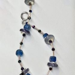 Pulsera de Iolita con toques de Espinela y Plata