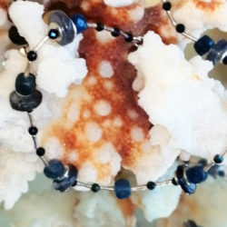 Pulsera de Iolita con toques de Espinela y Plata