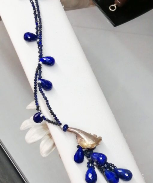 Collar de gotas de Lapislázuli, flor de Plata, pequeñas cuentas de Perla y Plata