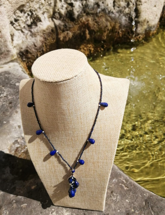 Collar de gotas de Lapislázuli, flor de Plata, pequeñas cuentas de Perla y Plata