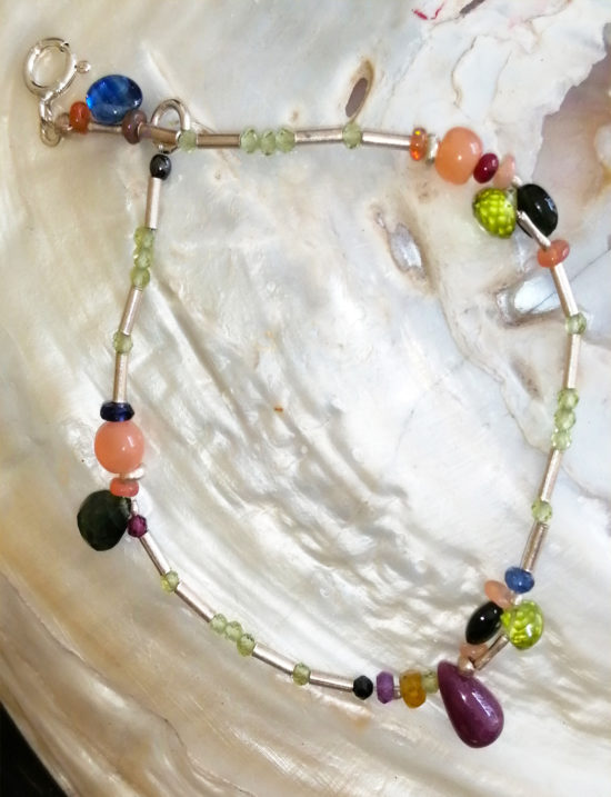 Pulsera de Plata y Olivino, Zafiro azul, Rubí, Amatista y otras piedras