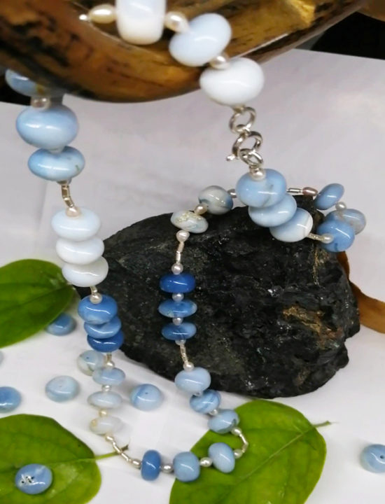 Collar de Ópalo azul con pequeñas perlas ovaladas y Plata