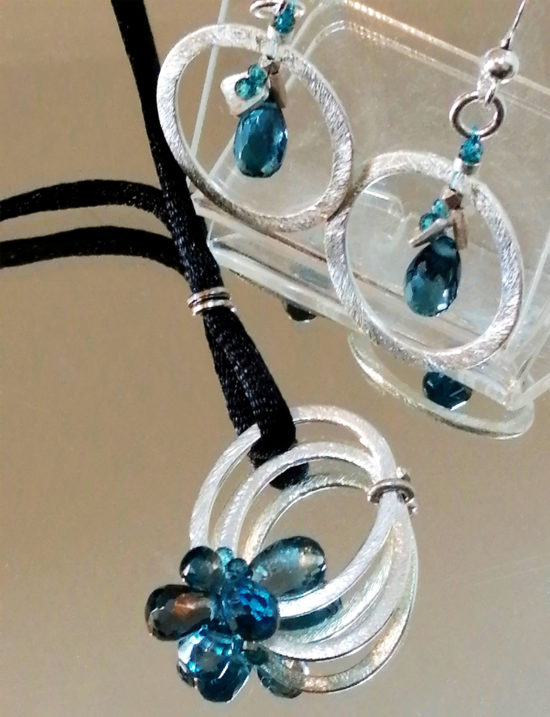 Conjuento, colgante y pendientes, de gotas de Topacio azul London y Plata