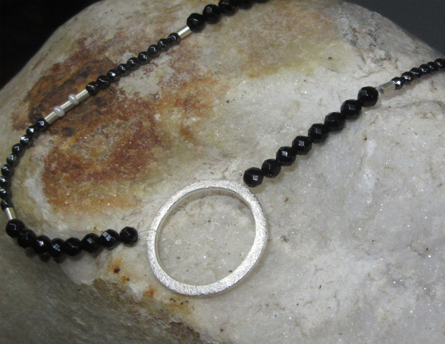 Conjunto de gargantilla y Pendientes Isolde925 Black & Grey hematita y plata