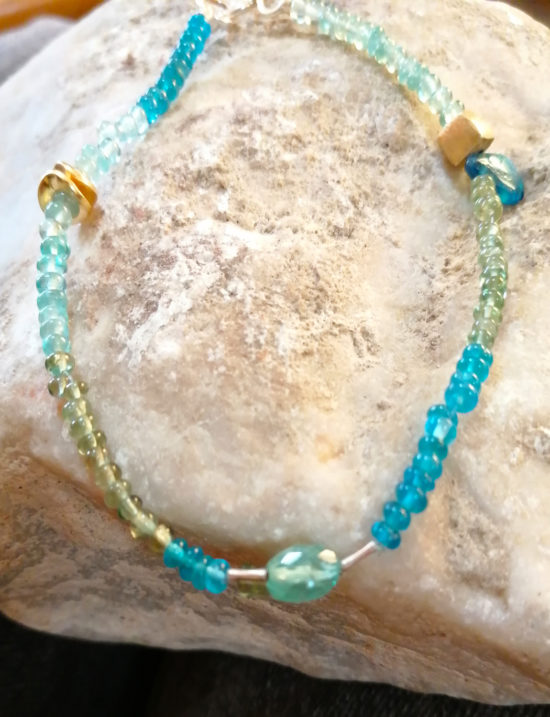 Pulsera de Apatito, Plata dorada y cuenta de Topacio azul