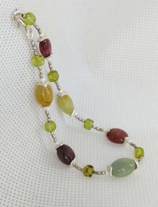 Pulsera de Zafiro multicolor, olivino, y detalles de cristal blanco