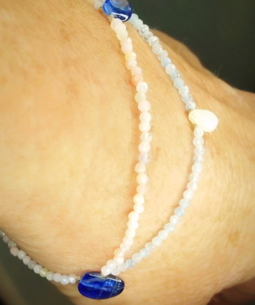 pulsera de ópalo rosa y aguamarina con 2 bonitas gotas de cianita y una de ópalo blanco