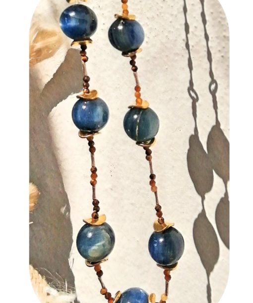 Un collar clásico que combina el azul con los tonos en dorado y marrón