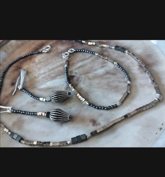 Conjunto de pulsera, pendientes y gargantilla con cubos de Hematite y Pirita dorada